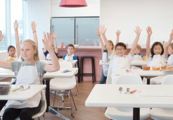 Les enfants en classe apprennent les aliments sains et les informations nutritionnelles dont ils ont besoin pour développer des habitudes saines à vie